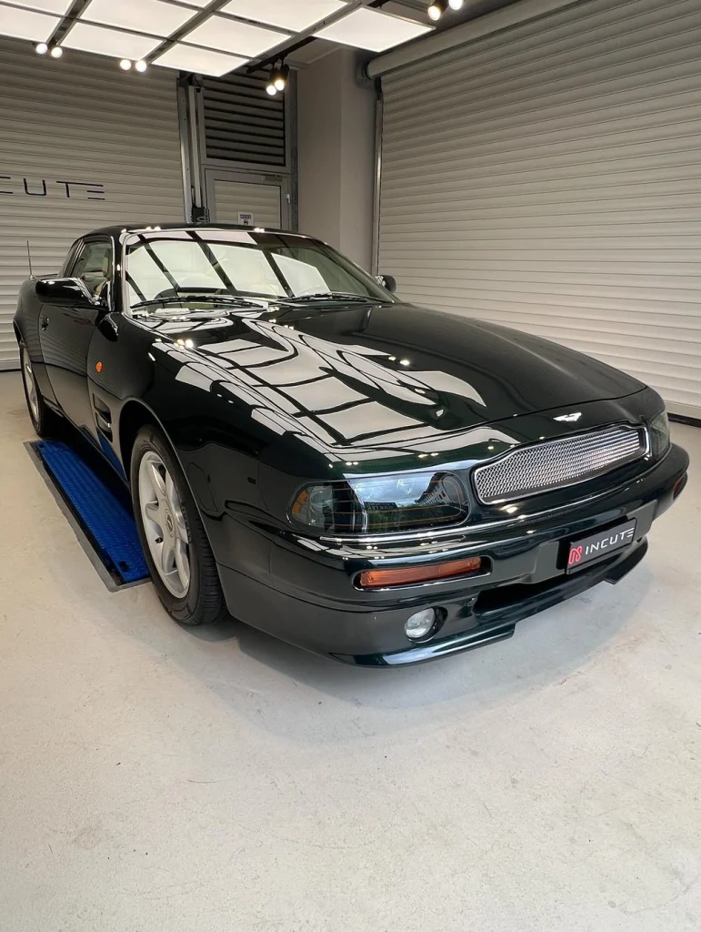 Aston Martin V8 Coupé: Paint correction, before and after