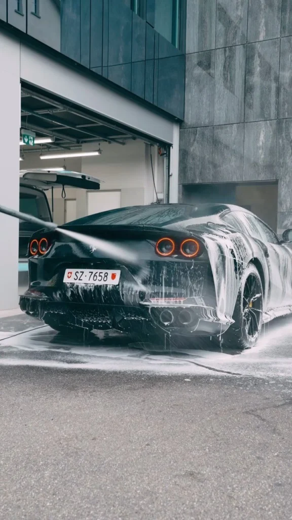 Ferrari 812 Superfast: Washing off the foam