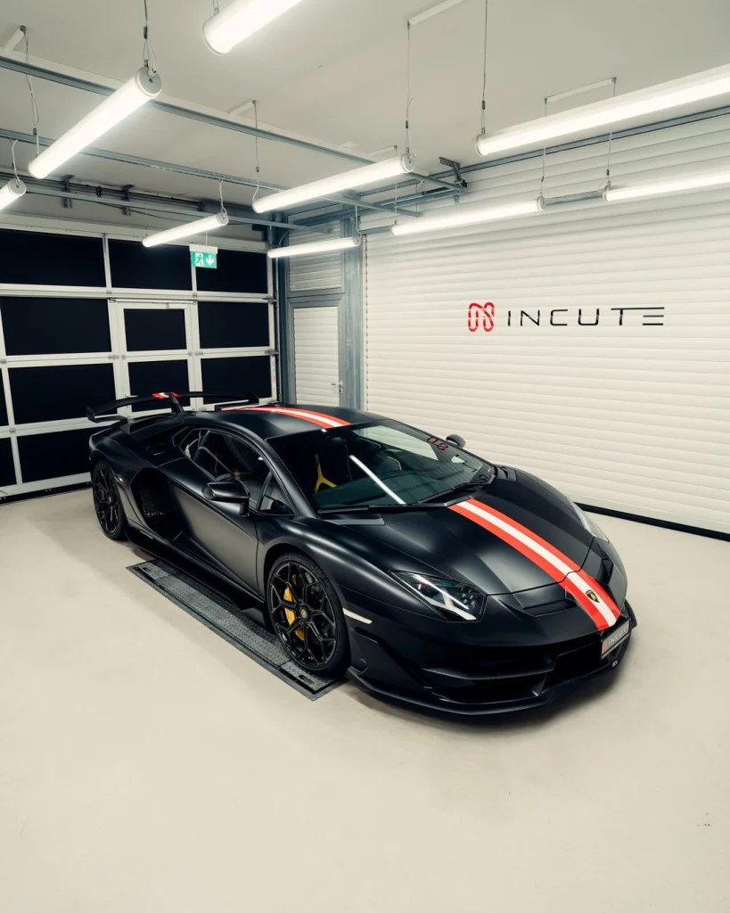 Lamborghini Aventador: Stripes on a V12 Aventador