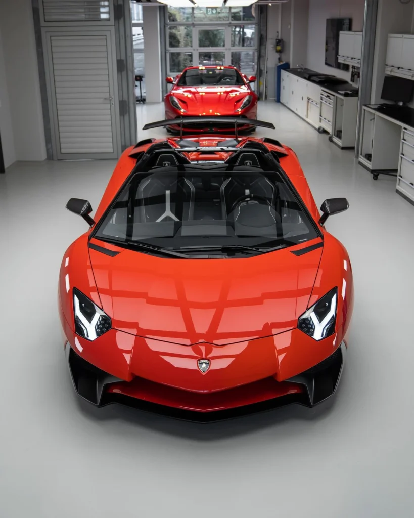 Lamborghini Aventador SV Roadster and Ferrari 812: Open-top V12s in the studio