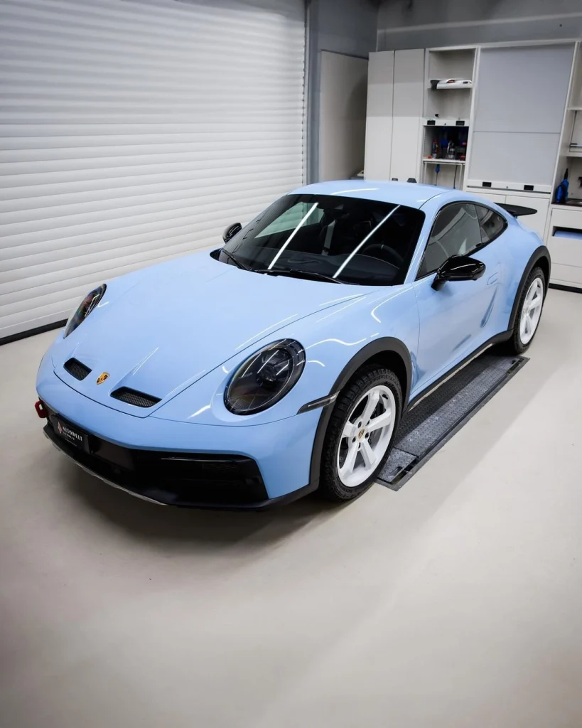 Porsche 911 Dakar: Full wrap from white to light blue