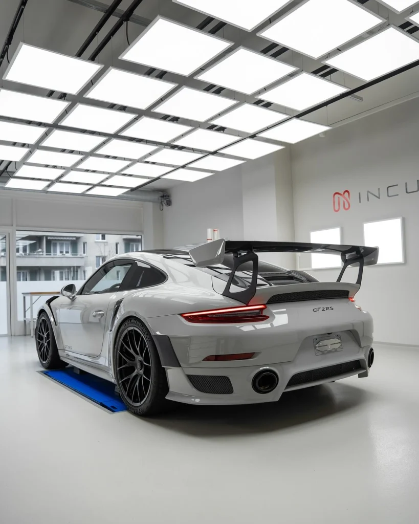 Porsche 911 GT2 RS: Grey on grey